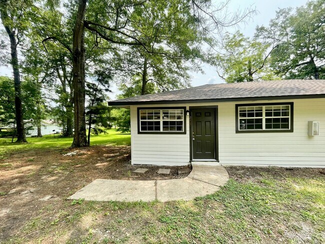 Building Photo - 1 Bedroom/1 Bath Duplex Unit Available for Rent in Brandon!