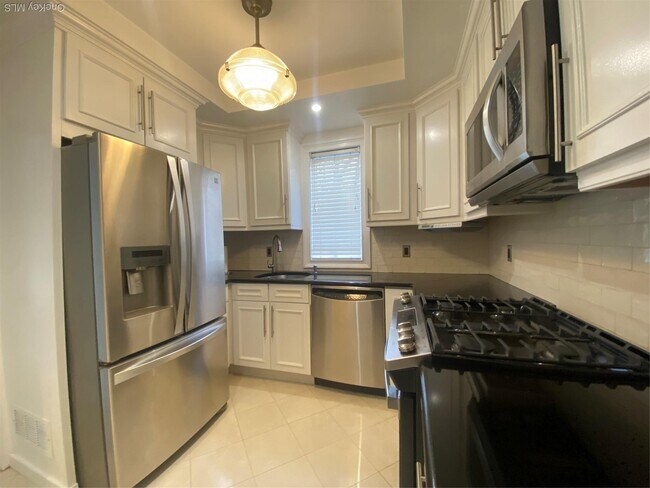 Foto del edificio - 84-80-84161 161st St