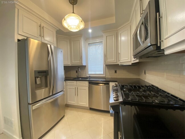 Building Photo - 84-80-84161 161st St