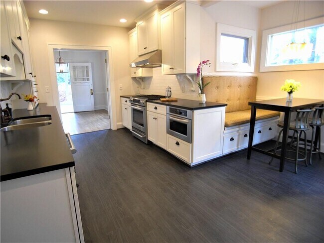 Foto del edificio - 1200 Stillwood Dr NE