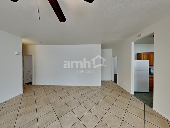 Building Photo - 735 E Drifter Pl