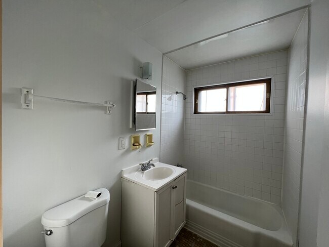 Foto del edificio - 2600 W Holt Ave