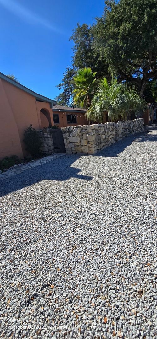 Foto del edificio - 3 Bedroom 1.5 bath with large basement  and carport.