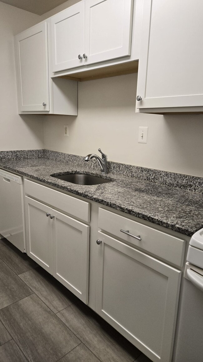Kitchen countertop - 7505 Riverdale Rd