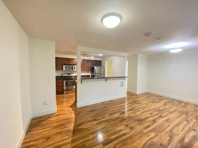 Foto del edificio - Fantastic location for this spacious 2 lev...