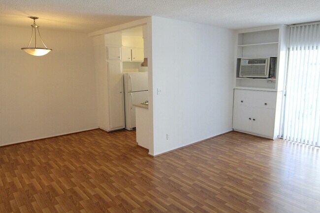 Foto del edificio - 8220 Norton Ave