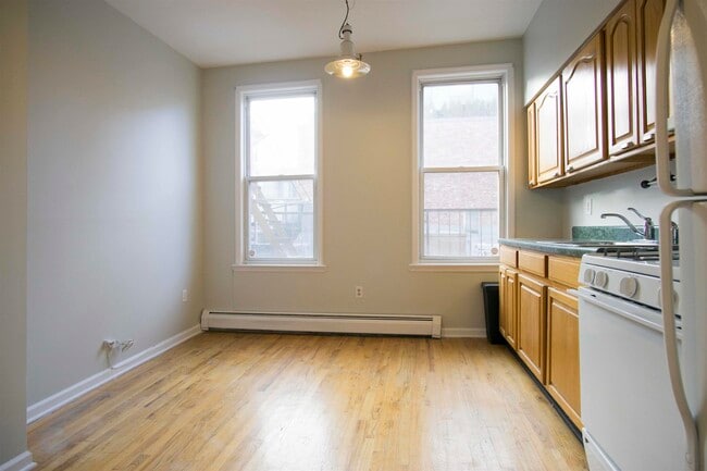 Building Photo - 400 Adams St