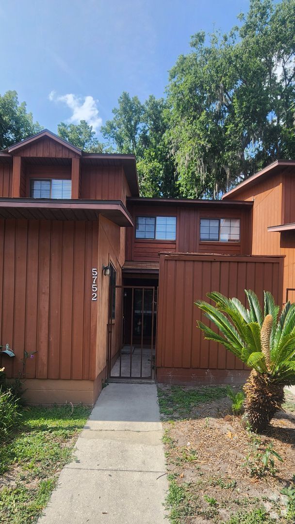 Building Photo - 5752 SW 8th Pl