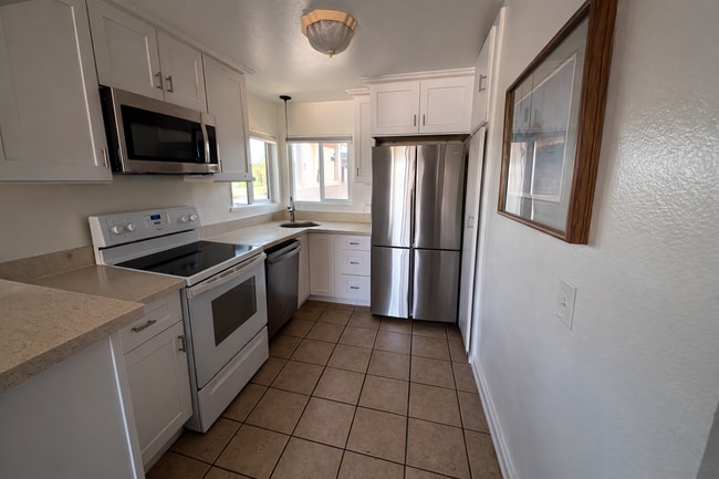 Building Photo - 460 Golden Ave