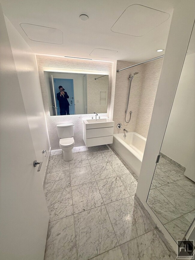 Building Photo - Luxury Studio Alcove w Rooftop Pool in Mid...