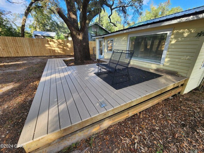 Foto del edificio - Tiny home vibe on a large private lot!!