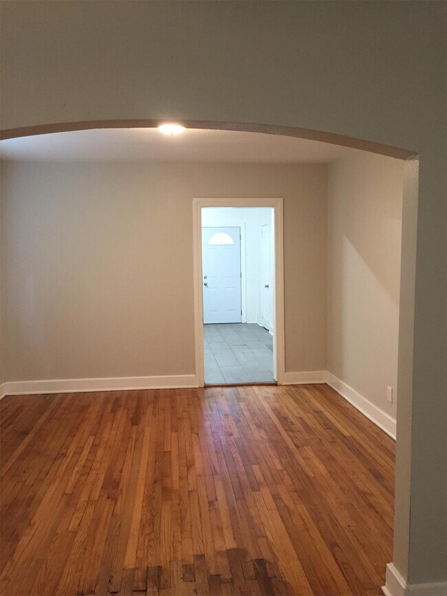 Building Photo - 728 W 44th St