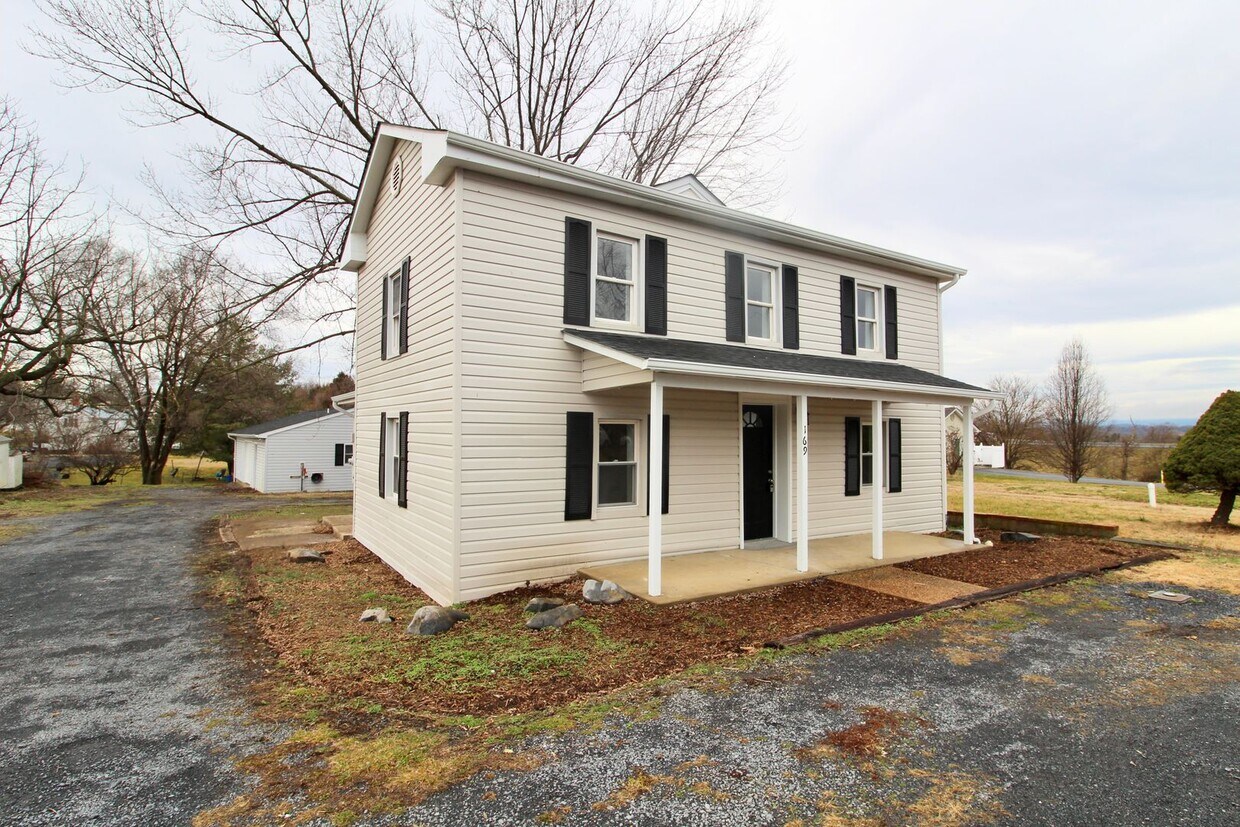 Primary Photo - Charming 4 Bedroom, 1.5 Bath Farmhouse for...