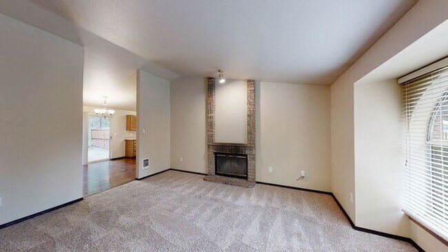 Building Photo - Charming 2 Bedroom Fenced Duplex in Puyall...