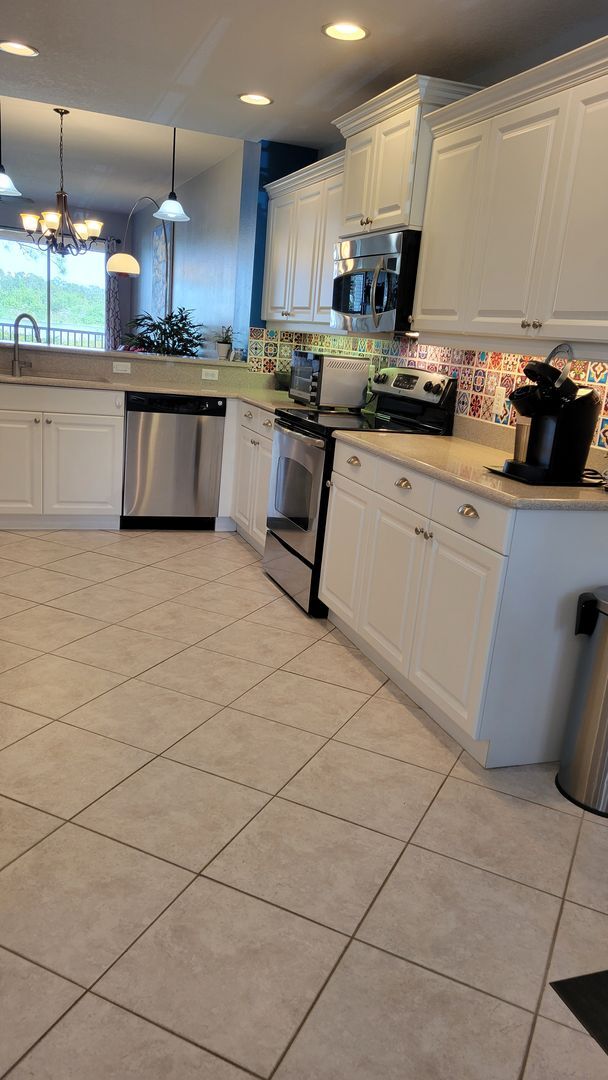 Foto del edificio - ANNUAL UNFURNISHED 2 bed 2 bath ground flo...