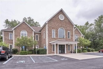 Building Photo - 5 Fair Lawn Dr