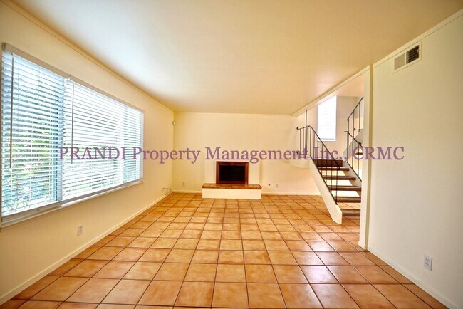 Foto del edificio - Corner Townhome with A/C and Extra Storage