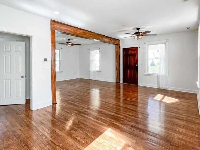 Building Photo - Renovated Oakwood Gem with Modern Amenitie...