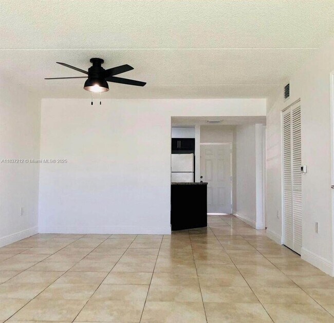 Foto del edificio - 6155 NW 186th St