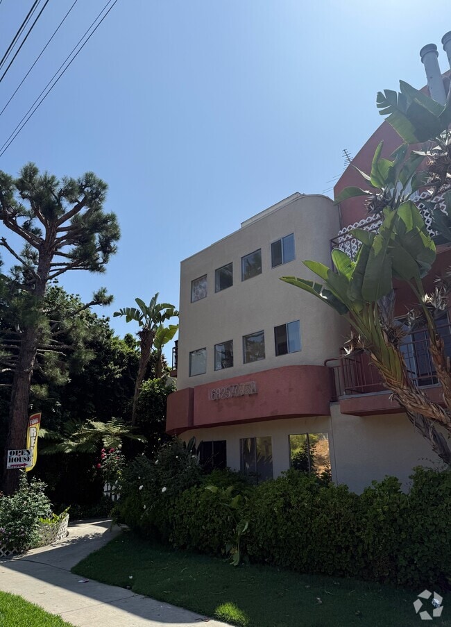 Building Photo - 6825 Haskell Ave