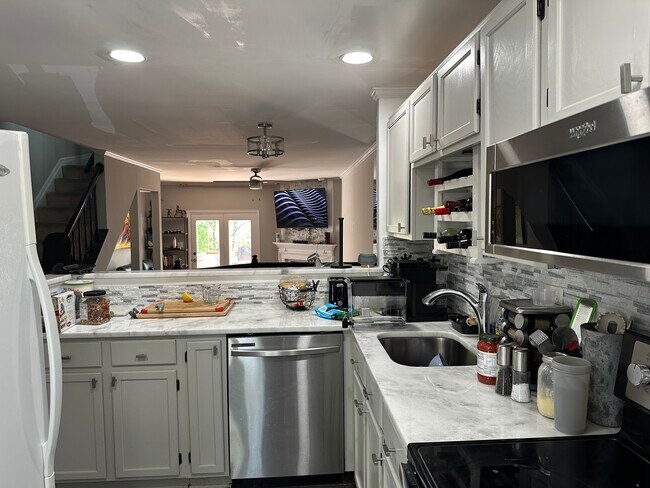 Foto del edificio - 6113 Liverpool Ln