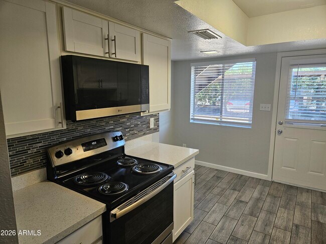 Foto del edificio - 3818 E Earll Dr