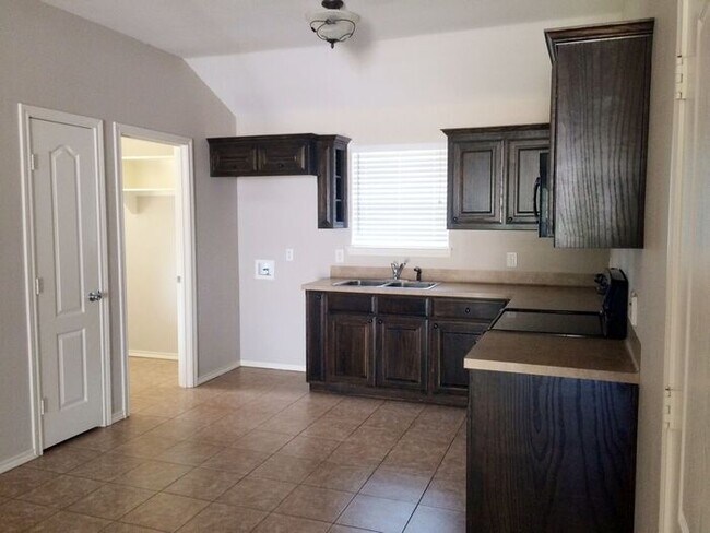 Building Photo - *Available Now* 3 Bed 2 Bath Duplex in Lin...