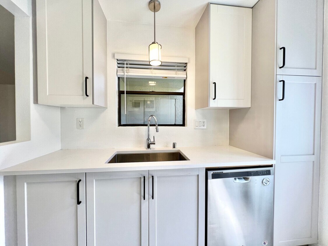 Primary Photo - Stunning 2 bed/2 bath condo in the desirab...