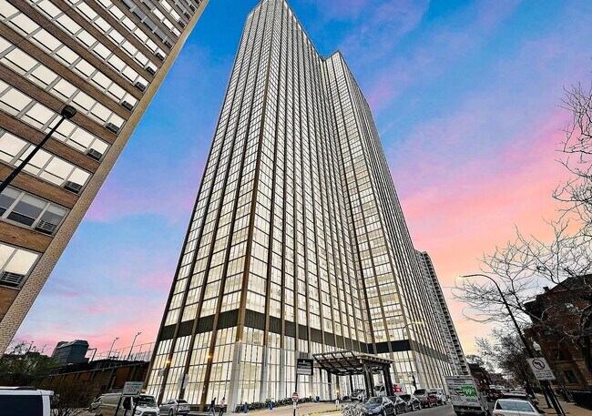 Foto del edificio - 655 W Irving Park Rd