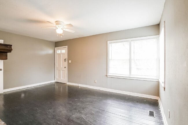 Building Photo - ***** ONE MONTH FREE RENT *****  Recently Remodeled Clean Home for Immediate Move-In Voucher Frie...