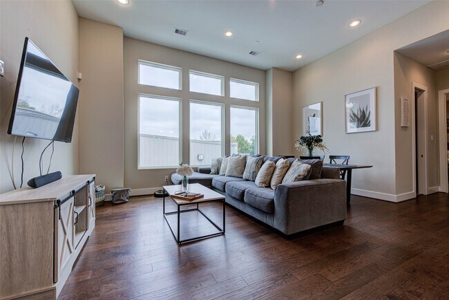 Foto del edificio - 6009 Gardendale Dr