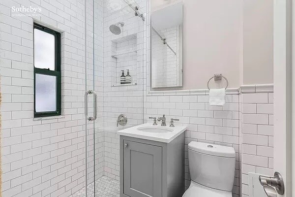 Building Photo - 84 Horatio St