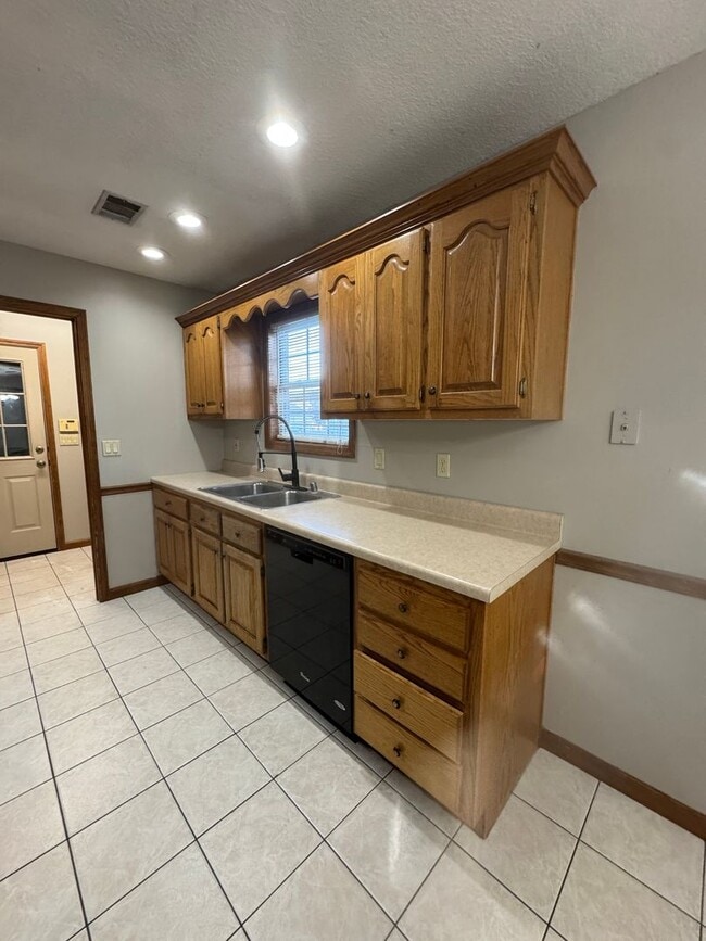 Building Photo - 3 Bed / 2 Bath South Jonesboro Available Now