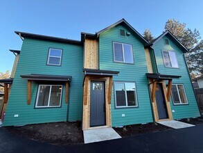 Building Photo - 413 SE Yew Ln