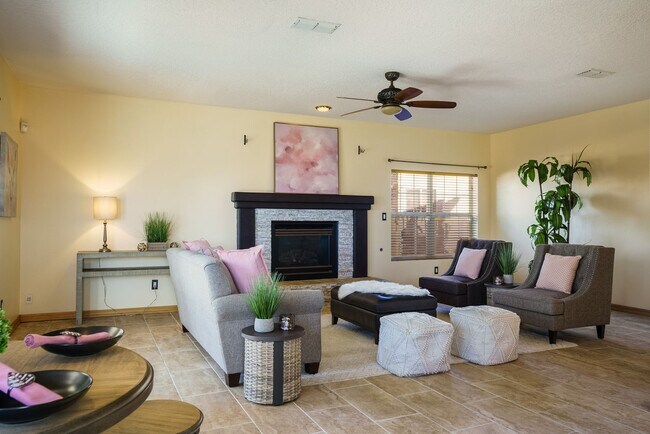 Foto del edificio - Large single family home on corner lot