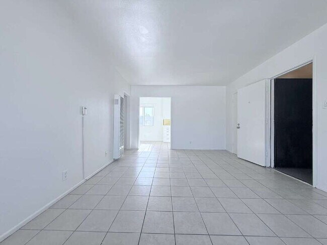 Building Photo - 943 W 68th St