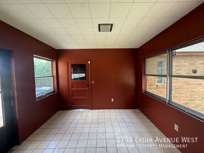 Foto del edificio - 1798 Lydia Ave W