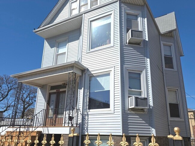 Foto del edificio - 3818 W Diversey Ave