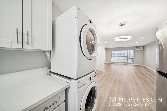 Building Photo - 326 Serrano Ave