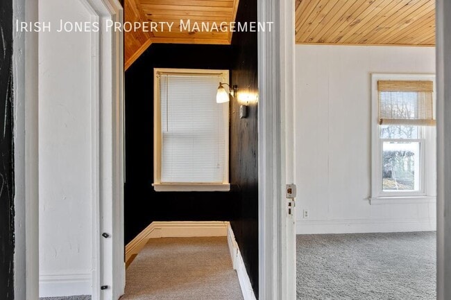 Building Photo - 2829 South Park Ave