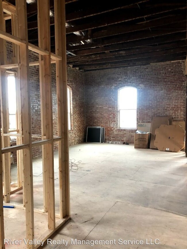 Building Photo - 314 W B St