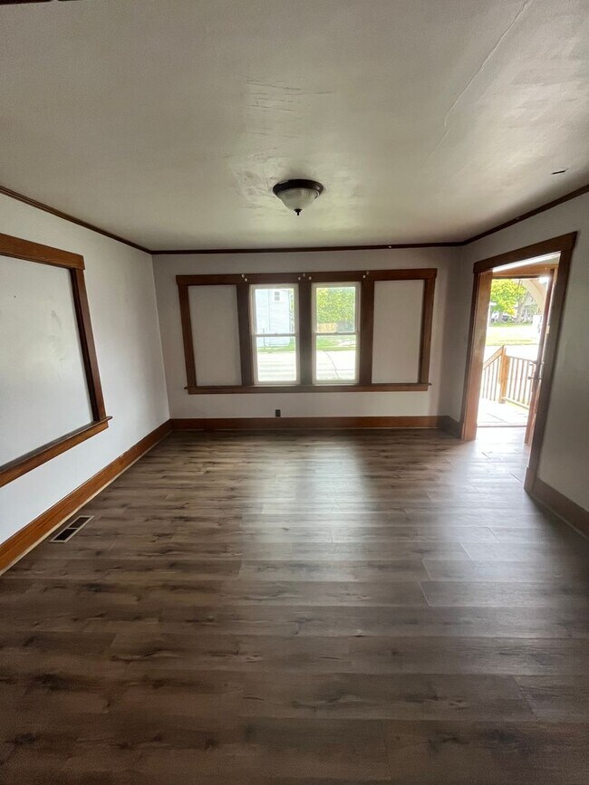 Building Photo - Spacous 4 bed 2 bath house $1,100