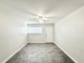 Building Photo - 1141 N Durham Dr