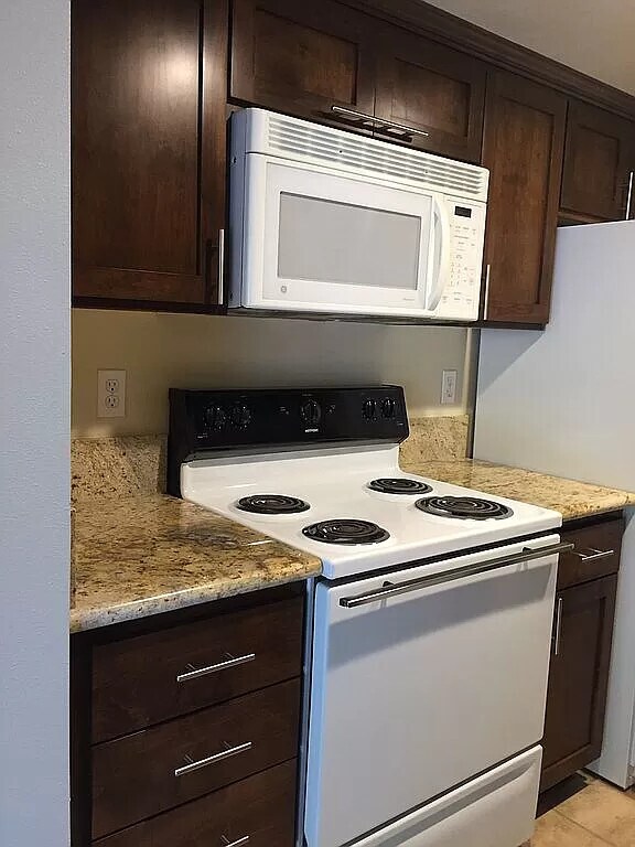 Foto del edificio - 2468 Larkspur Ln
