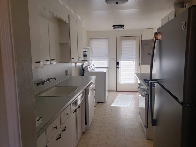 Building Photo - Sweet bright duplex in Ballard
