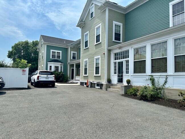 Building Photo - 121 E Cottage St