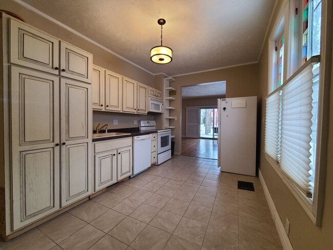 Building Photo - 621 State St