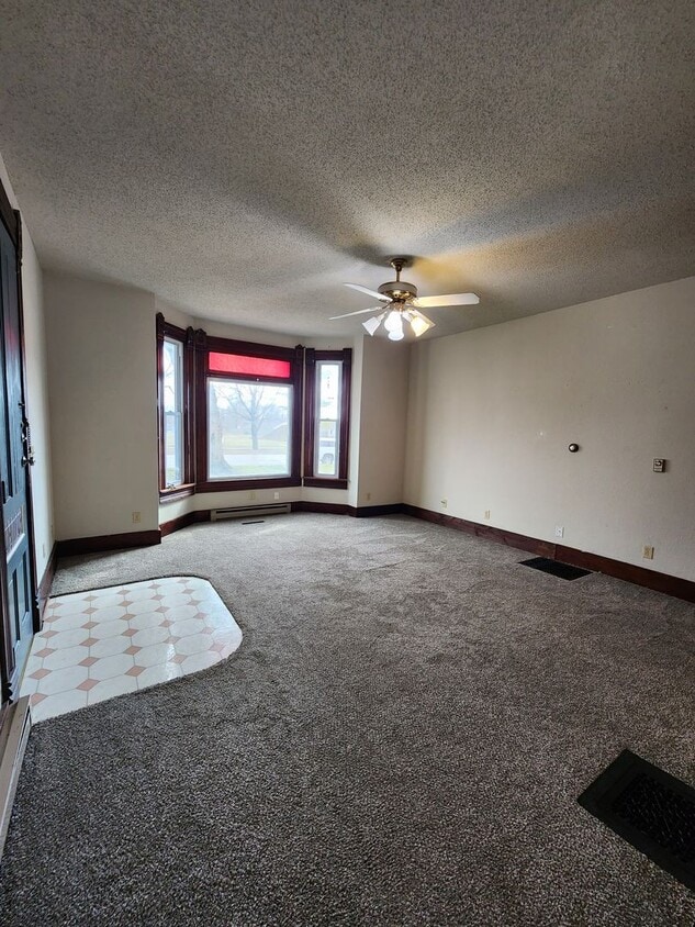 617 E Washington St Unit B, Knoxville, IA 50138 Room for Rent in