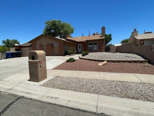 Foto del edificio - 4 bed 3 bath  Tri-Level Home