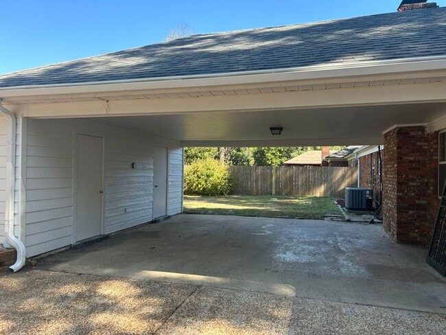 Building Photo - Ranch Style Home with Gated Parking! Avail...